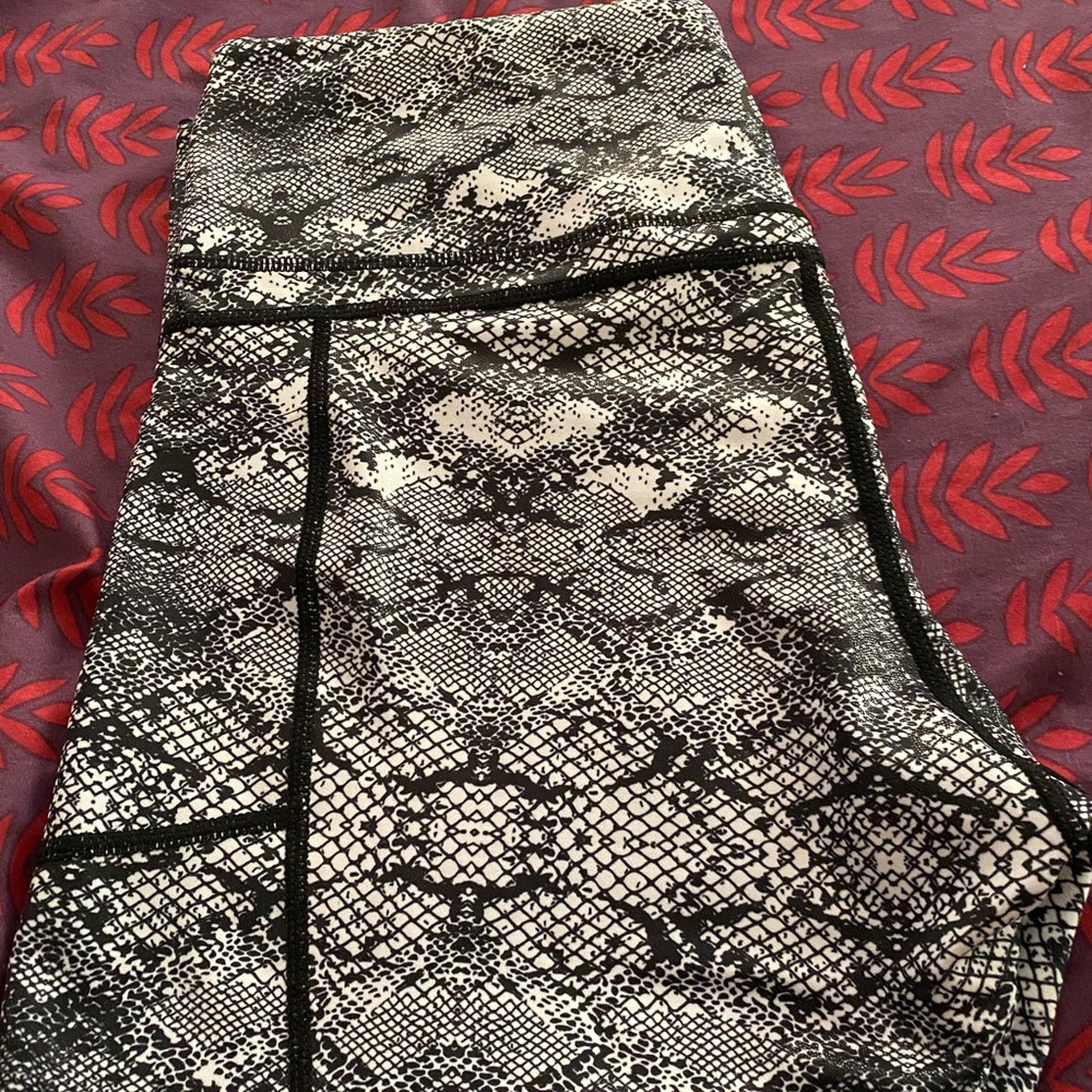 Zyia cobra metallic LnT capri leggings